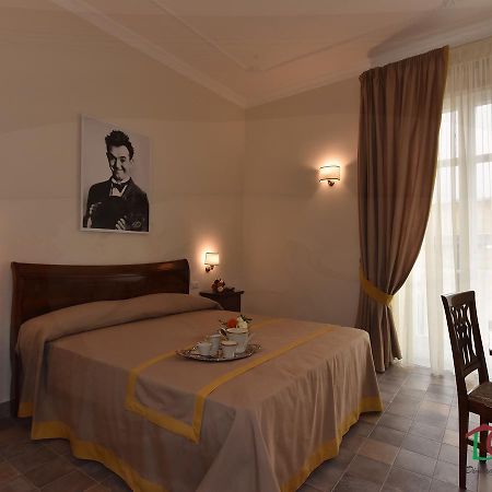 Dimora Conte Di Ruvo Bed & Breakfast เนเปิลส์ ภายนอก รูปภาพ
