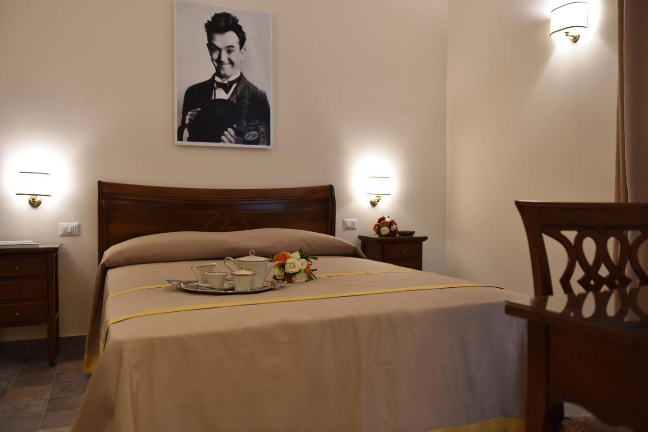 Dimora Conte Di Ruvo Bed & Breakfast เนเปิลส์ ภายนอก รูปภาพ
